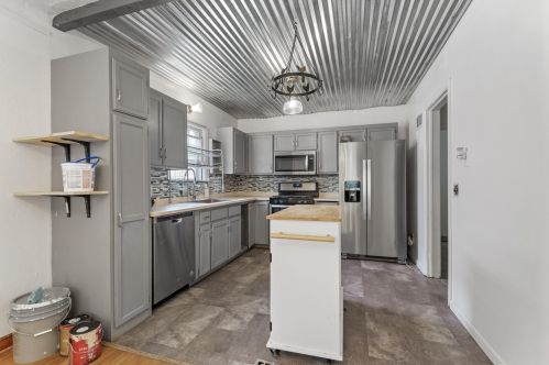 1276 6th St, Saint Paul, MN 55106-4703