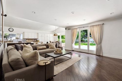 1566 Hillside Dr, Glendale CA  91208-2456 exterior