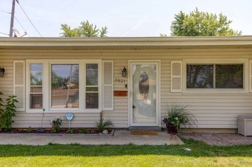 7521 Cumberland Dr, Hanover Park, IL 60133-2620