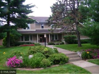 8907 Hidden Meadow Rd, Saint Paul, MN 55125-9138