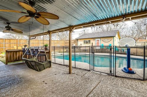 201 Mountain View Dr, Azle, TX 76020-4405