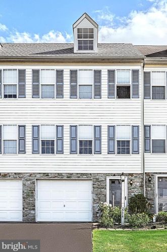 2774 Woodmont Dr, York, PA 17404-7826