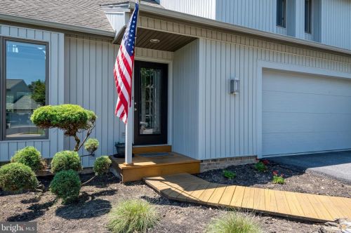 884 Salisbury Ct, Lancaster PA  17601-4481 exterior