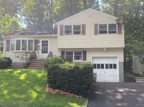 101 Knolls Rd, Bloomingdale, NJ 07403-1513