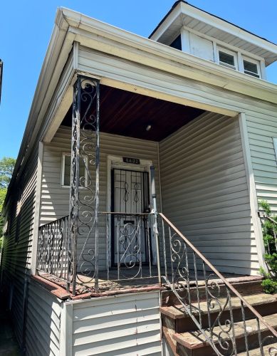 6602 Seeley Ave, Chicago, IL 60645-5104