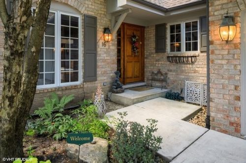 16 Tartan Ridge Rd, Willowbrook, IL 60527-8905