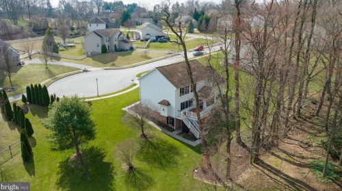 135 Fieldstone Ct, York, PA 17402-4444
