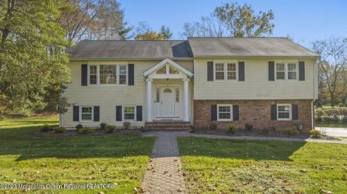 2 Sweet Briar Ln, Holmdel Village, NJ 07733-2112