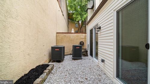 512 4 St, Philadelphia PA 19133-3105 exterior