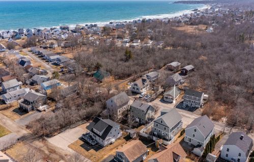 16 Pine St, York, ME 03909-6728