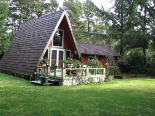 88003 Woodlands Dr, Florence, OR 97439-9002