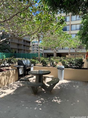 430 Lewers St, Honolulu HI  96815-2444 exterior