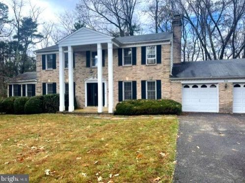922 Rolling Holly Dr, Great Falls, VA 22066-1201