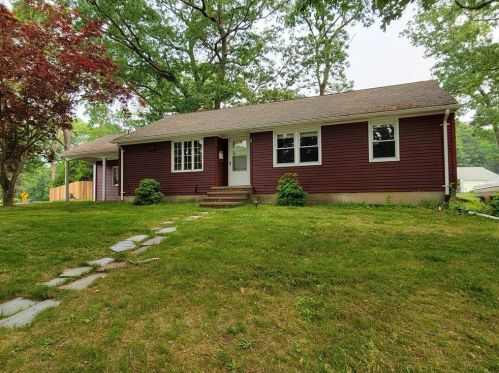 2 Fairfield Dr, North Kingstown, RI 02852-1952