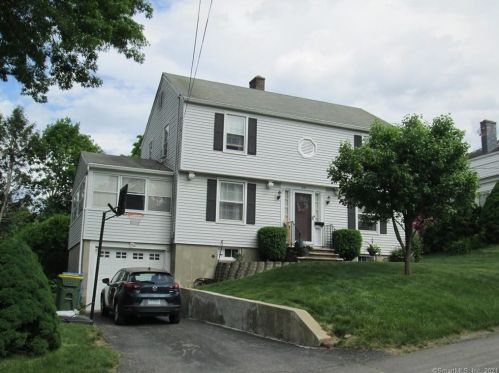 28 Nathan Ct, Waterbury, CT 06708-1917