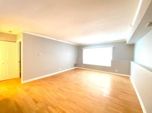 990 Perrie Dr, Elk Grove Vlg, IL 60007-1827