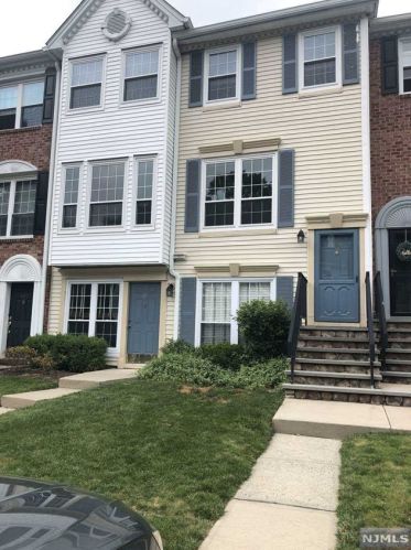 690 Plum Ter, Mahwah, NJ 07430-3442