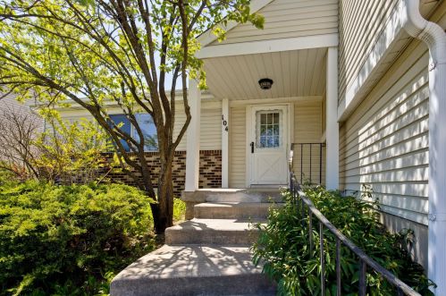104 Lilac Ln, Buffalo Grove, IL 60089-1848