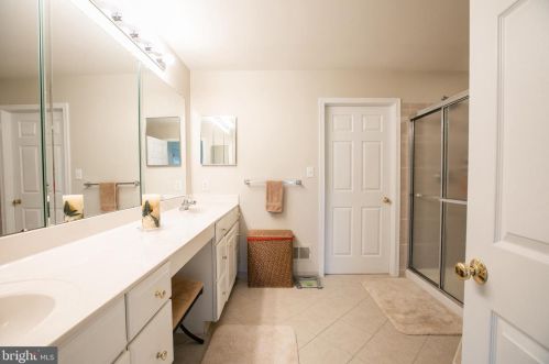 9 Nestlewood Way, Princeton NJ  08540-6132 exterior