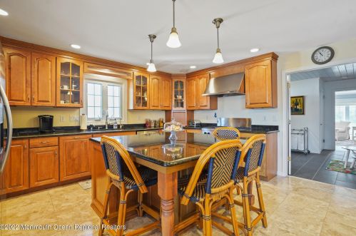 4 Country Ln, Holmdel Village, NJ 07733-2201
