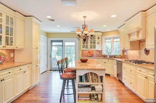 10 Elmore Pl, Cresskill, NJ 07626-1506