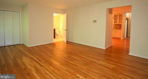 1441 Greenmont Ct, Herndon VA  20190-4046 exterior
