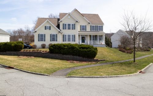 1 Stone Hill Ct, Hackettstown, NJ 07840-5692