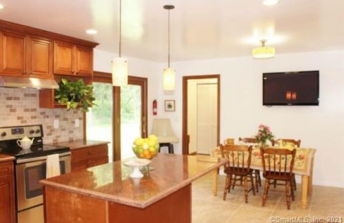 134 Deforest Rd, Wilton CT  06897-1911 exterior
