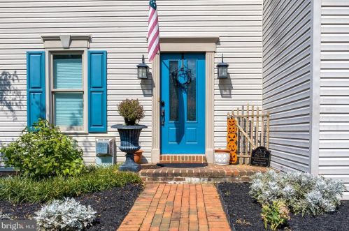 1827 Krystle Dr, Lancaster PA  17602-4145 exterior