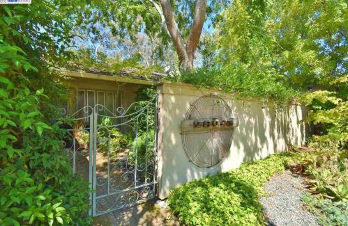 28015 Whitestone Ct, Hayward, CA 94542-2126
