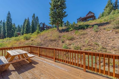 11550 Rhineland Ave, Truckee CA  96161-7070 exterior