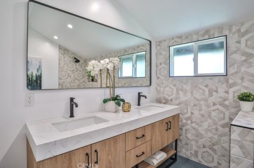 5810 Mammoth Ave, Van Nuys CA  91401-4419 exterior