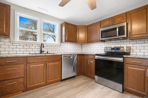 92 West St, Windsor Locks CT  06096-1813 exterior