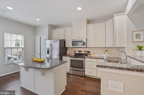 7016 Kona Dr, Gainesville, VA 20155