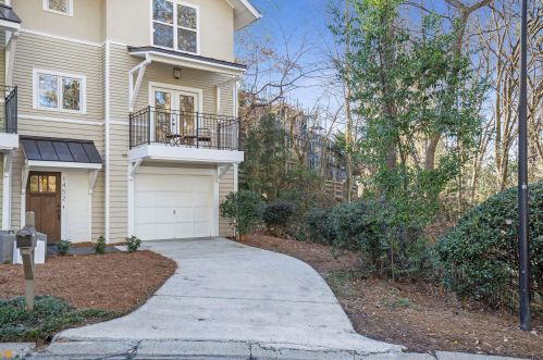 1452 Hillpine Ln, Atlanta, GA 30306-3272