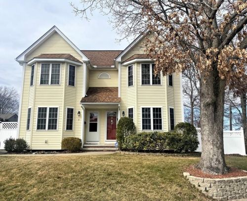3 Hillview Ave, Providence, RI 02908-2357