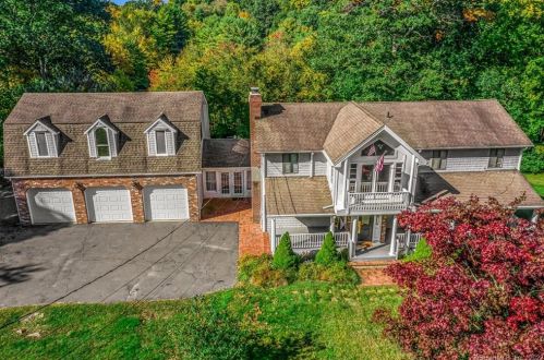 15 Lisa Dr, Upper Stepney CT  06468-1340 exterior