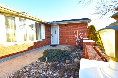 720 Xenia Dr, Enon, OH 45323-1761