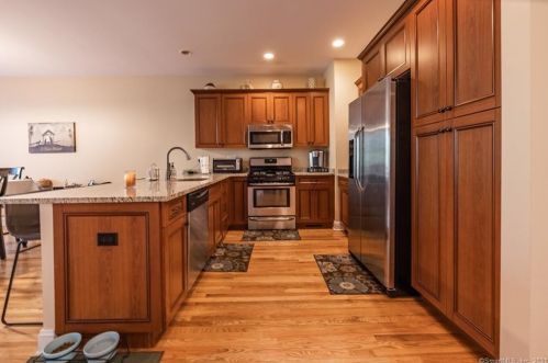 122 Kyles Way, Huntington, CT 06484-6613