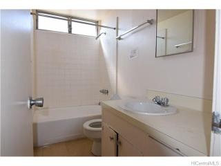 2739 Kapiolani Blvd, Honolulu HI  96826-4852 exterior