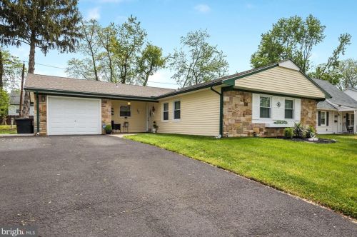 102 Hazelwood Cir, Willingboro, NJ 08046-1221