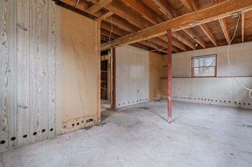 8 Clay St, Hopkinton RI  02804-1602 exterior