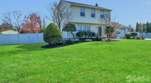 15 Wilkens Dr, Piscataway, NJ 08854-4217