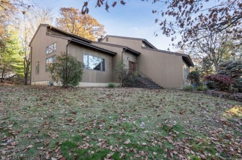 35 Deer Path Cir, Green Brook, NJ 08812-2050