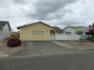 2008 Santiam Dr, Woodburn, OR 97071-3040
