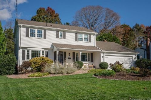 48 Lamplighter Ln, Hartford, CT 06111-5232