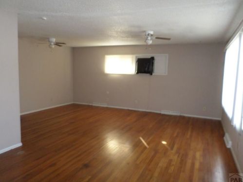 16 Macnaughton Rd, Pueblo, CO 81001-1731