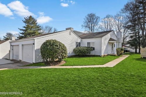 16 Greenwood Dr, East Freehold NJ  07728-4001 exterior