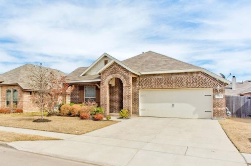 5924 Paddlefish Dr, Fort Worth, TX 76179-7634
