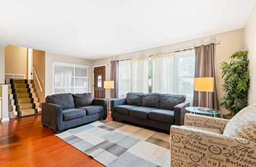 1391 Danbury Ln, Des Plaines, IL 60018-1264